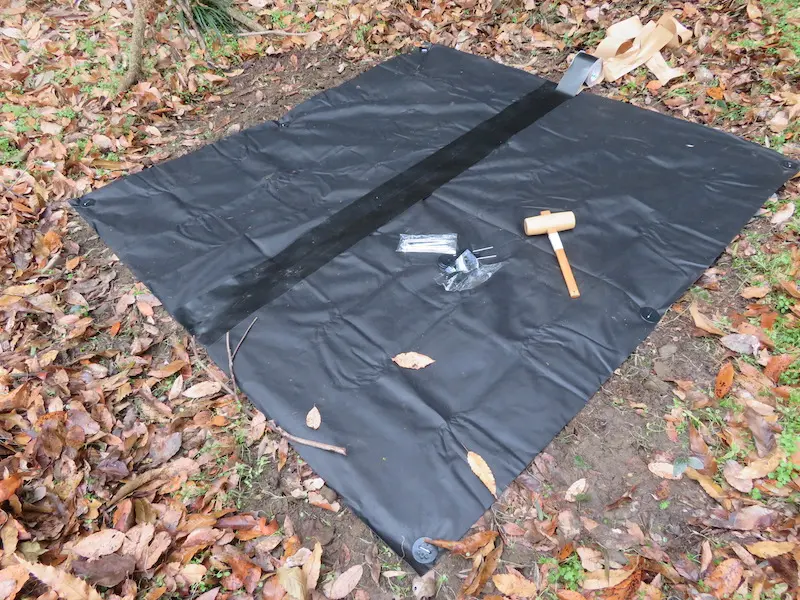 防草シートをテープとU字ピンで固定