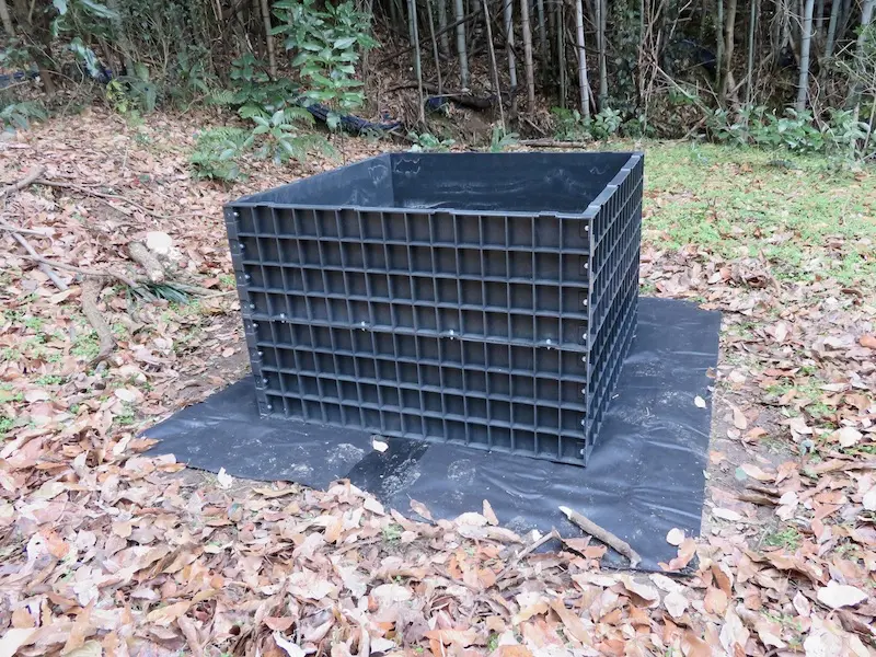 堆肥枠を組み立てて設置