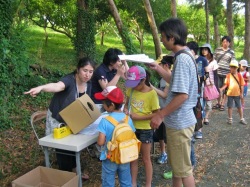 自然観察会に集まる子供達