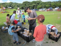 選んでいるお父さん