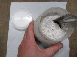 菌糸ビン用シャベルで穴を空けます。
