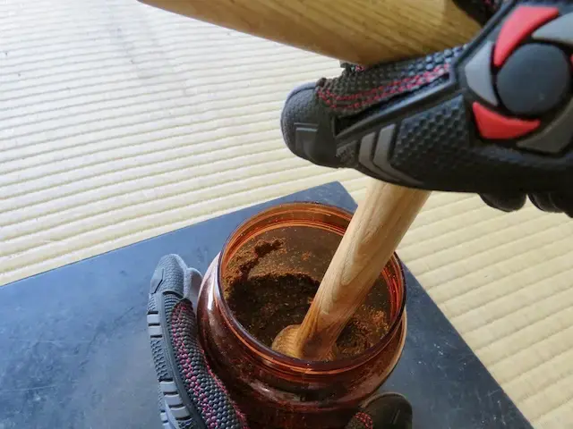 マットをボトルに詰める様子