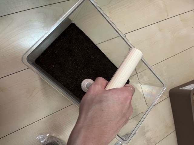 産卵用マットをプレスする様子